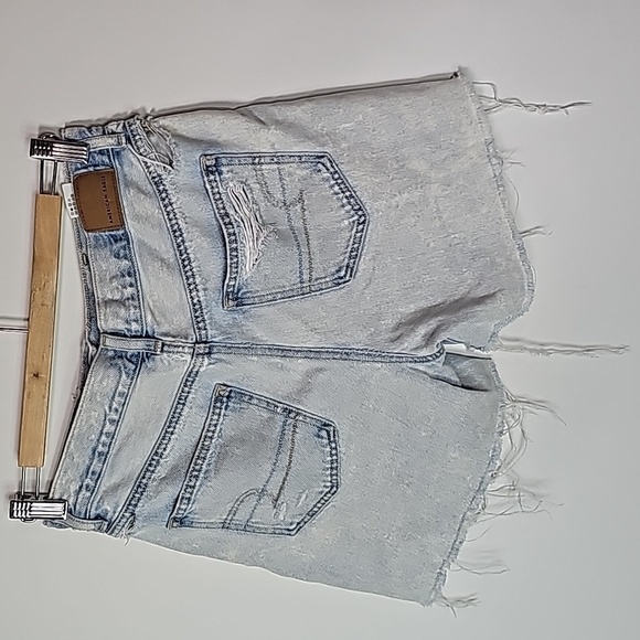 American Eagle light wash distressed style size 2 mom high rise jean shorts - Picture 4 of 7